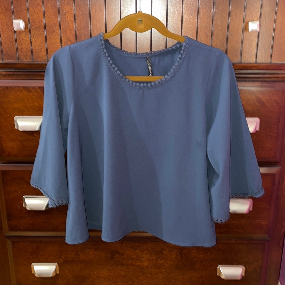 Cropped Bell- Sleeved Cropped Blouse 💙